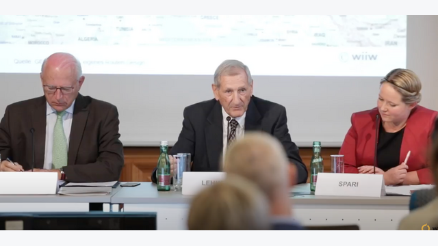 Dionys Lehner bei einer Podiumsdiskussion