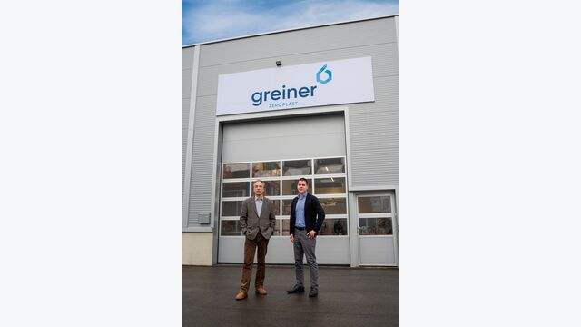 Im Bild v. l.: Erik I. Lippert, Geschäftsführer von Greiner Zeroplast, und Philipp Kranewitter, Head of Coporate Incubation bei Greiner Innoventures, vor dem Produktionsstandort von Greiner Zeroplast in Spillern (Niederösterreich).