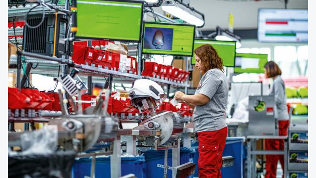 Rosenbauer-Mitarbeiterin bei der Produktion