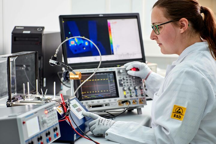 Eine enge Zusammenarbeit zwischen der ZKW Group und REHAU soll Lichtsysteme in Fahrzeuganbauteile integrieren