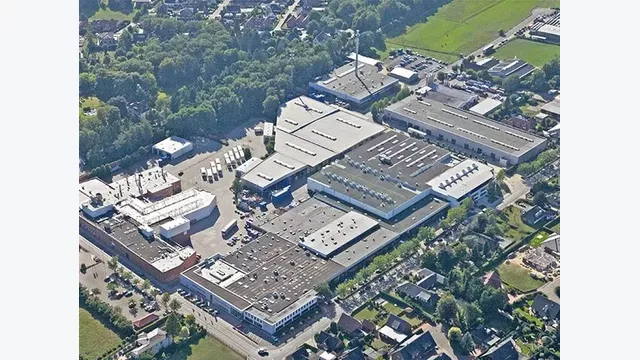 Aus nur einer Produktionsstätte ist die Polytec Group zu einem führenden Entwickler und Hersteller von Kunststofflösungen auf 4 Kontinenten und über 3.400 Mitarbeitern gewachsen.