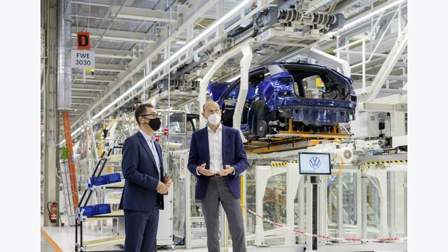 Besuch im Fahrzeugwerk Zwickau: Volkswagen Markenchef Ralf Brandstätter informiert Cem Özdemir (Bündnis 90/Die Grünen) über die Transformation von Volkswagen zur Elektromobilität.
