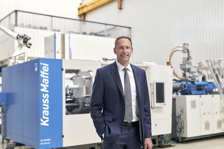 Jörg Bremer vor einer Maschine