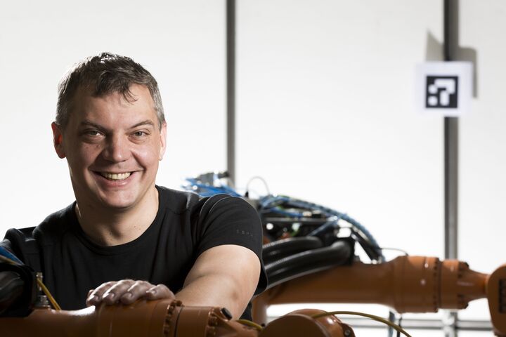 Der Informatik-Professor Thorsten Kröger ist im Frühjahr aus Kalifornien nach Karlsruhe gekommen Wenn die Rede auf den neuen Leiter des Instituts für Anthropomatik und Robotik (IAR), Professor Torsten Kröger, kommt, dann fällt nach wenigen Sekunden immer derselbe ehrfürchtige Satz: Der war bei Google ? Seit einigen Monaten ist der Informatiker nun am KIT verantwortlich für Intelligente Prozessautomation und Robotik und ist zudem Gastwissenschaftler an der Stanford University geblieben. © copyright by Karlsruher Institut für Technologie Allgemeine Services - Crossmedia Abdruck honorarfrei im redaktionellen Bereich Belegexemplar erbeten