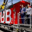 ABD0140_20230601 - LINZ - ?STERREICH: ++ HANDOUT ++ ZU APA0320 VOM 1.6.2023 - Plasser&Theurer-CEO Johannes Max-Theurer und ?BB-Vorst?ndin Judith Engel am Donnerstag, 1. Juni 2023, anl. der Pr?sentation neue Instandhaltungsflotte der ?BB "Gr?ne Technologie auf Schiene" in Linz. - FOTO: APA/?BB/SCHEIBLECKER - ++ WIR WEISEN AUSDR?CKLICH DARAUF HIN, DASS EINE VERWENDUNG DES BILDES AUS MEDIEN- UND/ODER URHEBERRECHTLICHEN GR?NDEN AUSSCHLIESSLICH IM ZUSAMMENHANG MIT DEM ANGEF?HRTEN ZWECK UND REDAKTIONELL ERFOLGEN DARF - VOLLST?NDIGE COPYRIGHTNENNUNG VERPFLICHTEND ++