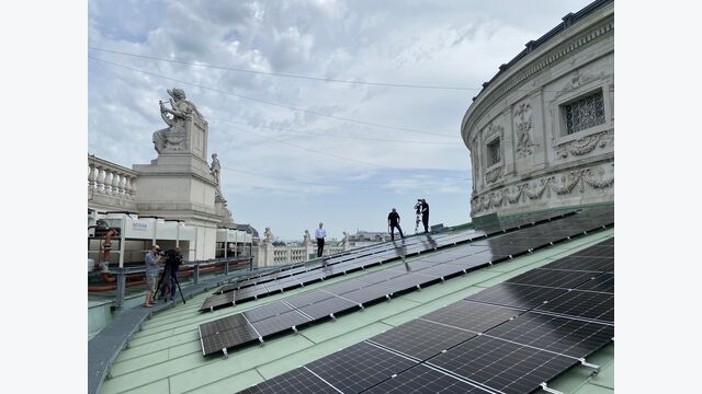 Die neue PV-Anlage am Dach des Burgtheaters sorgt für ein CO2-Ersparnis von 51 Tonnen pro Jahr