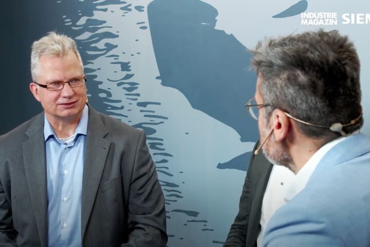 Michael Freyny, Siemens Österreich, Alfred Marchler, ZETA GmbH, und Rudolf Loidl, Chefredakteur des Industriemagazins, im Gespräch