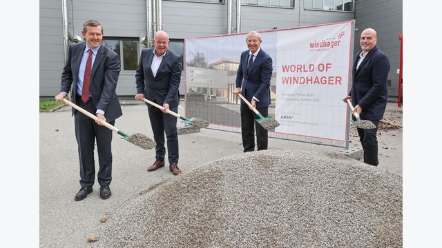 Spatenstich für die "World of Windhager" ﻿in Seekirchen bei Salzburg.Im Bild v.l. Hans Peter Höflmaier (Wirtschaftskammer Salzburg), Bürgermeister Konrad Pieringer, Landeshauptmann Wilfried Haslauer und Firmeninhaber Gernot Windhager.