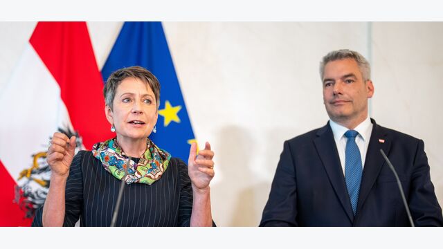 ABD0162_20230713 - WIEN - ?STERREICH: vlnr.: CEO, Infineon Technologies (Austria), Sabine Herlitschka und Bundeskanzler Karl Nehammer (?VP) am Donnerstag, 13. Juli 2023, w?hrend einer PK zum "Mikrochip-Gipfel - Ausbau nachhaltiger, innovativer Technologien und Infrastruktur" im Bundeskanzleramt in Wien. - FOTO: APA/GEORG HOCHMUTH