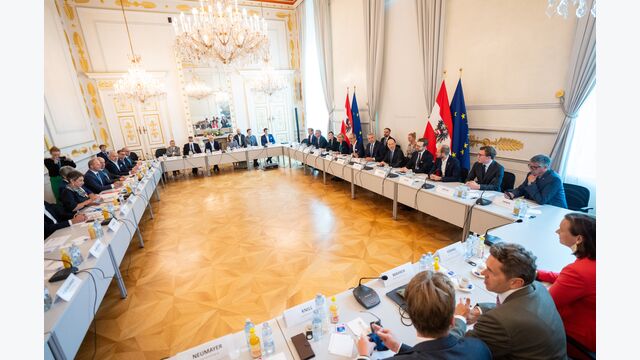 ABD0106_20230713 - WIEN - ?STERREICH: Blick in den Sitzungssaal zum "Mikrochip-Gipfel - Ausbau nachhaltiger, innovativer Technologien und Infrastruktur" u.a. mit Bundeskanzler Karl Nehammer, Experten sowie den zust?ndigen Ministerinnen und Ministern im Bundeskanzleramt in Wien am Donnerstag, 13. Juli 2023. - FOTO: APA/GEORG HOCHMUTH