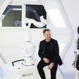 Neura Robotics: David Reger mit seinem humanoiden Roboter.