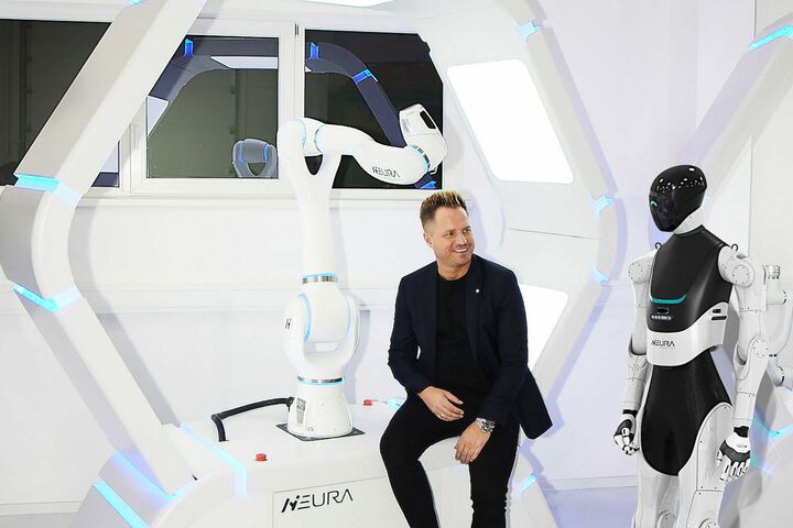 Neura Robotics: David Reger mit seinem humanoiden Roboter.