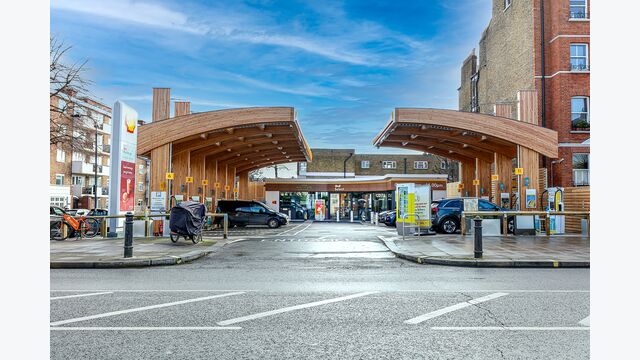 Nachhaltige E- Chargingstelle aus Holz in Fulham, Hasslacher Group.