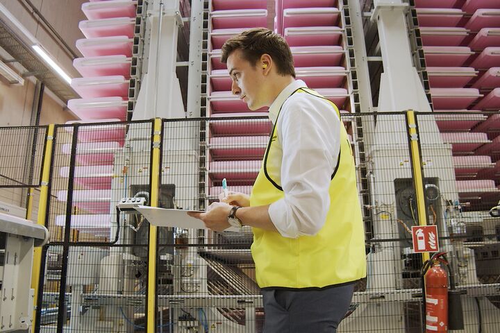 Stephan Martineau von Fraunhofer Austria vor dem Paternoster bei Austrotherm in der neuen Fabrikshalle in Purbach im Burgenland