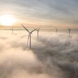 wind, energie, kraft, windmühle, turbine, abendrot, elektrizität, generator, himmel, alternative, umwelt, bauernhof, windkraftanlage, silhouette, ecology, landschaft, technik, erneuerbar, electric, natur, branche, windpark, nachhaltig, propeller, droneshot, drohne, nebel, herbst, farben, wolken, wasser, sonne, sonnenaufgang, drohnenfoto, dji mavic pro, luftaufnahme, farbe