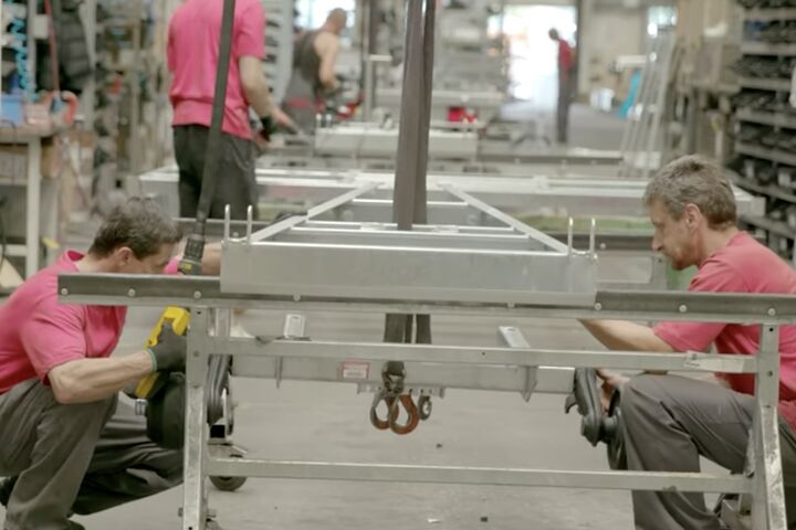 Insolvenz: Pongratz stellt Pritschenanhänger, Uploader, Kippanhänger, Motorradtransporter, Fahrzeugtransporter, Viehtransporter, Bootsanhänger, Faltanhänger und eine Vielzahl von Spezialfahrzeugen her