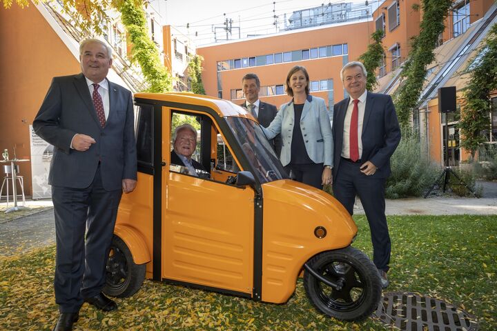 TU Graz, Frank Stronach präsentiert Elektroauto
