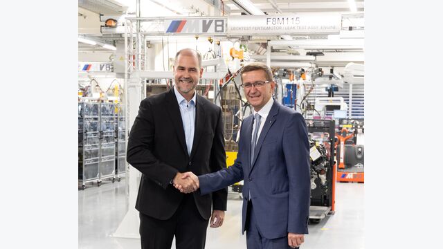 Werksleiter Klaus von Moltke (li.) und Wirtschaftslandesrat von Oberösterreich Markus Achleitner