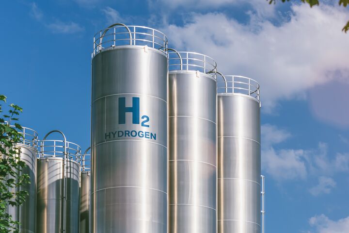 Hydrogen renewable energy production - hydrogen gas for clean electricity solar and windturbine facility. What ist wasserstoff-elektrolyseur?