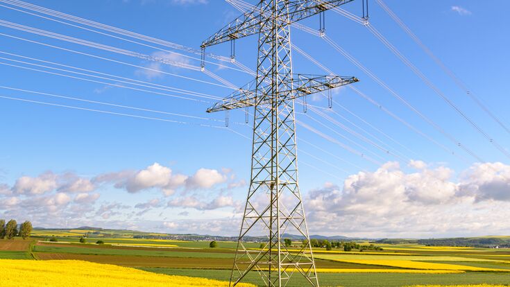 © Georg - stock.adobe.com stromleitung, hochspannungsleitung, energie, elektrizität, mast, überlandleitung, hochspannung, strommast, kraft, feld, himmel, emporragen, landschaft, natur, electric, blau, leitung, spannung, wind, kabel, branche, high, umwelt, gras, green, ackerbau, gelb, turbine, pflanze, sommer