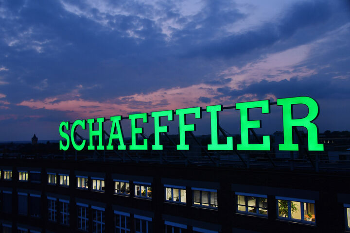 170926_LaunchDayLighting Beleuchtung , leuchtende Buchstaben Branding SCHAEFFLER Werk Schweinfurt 26.09.2017 09-26-17 Schaeffler Technologies / 91074 Herzogenaurach, Industriestraße 1-3 © BERNY 26.09.2017 September / berny-meyer@t-online.de / 0170 2015199 /