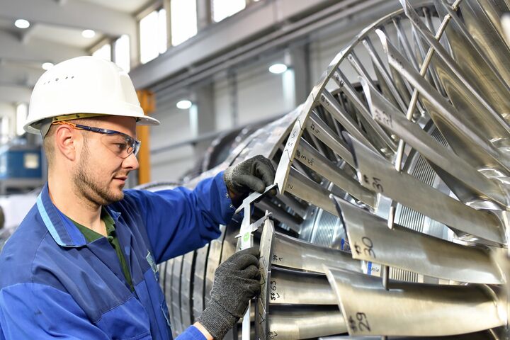 industrie, maschinenbau, arbeiter, ingenieur, produktion, fabrik, werk, reparieren, konstruktion, anfertigung, schwerindustrie, professionell, kompetent, technik, mechanik, monteur, arbeiten, arbeit, industriemaschine, industriell, ingenieurwesen, fertigung, tätigkeit, herstellen, konstruieren, montage, arbeitskleidung, person, leute, kaukasier, mann, betrieb, innenraum, interieur, industriehalle, unternehmen, fabrikation, techniker, profi, facharbeiter, job, maschine, bauen, mechaniker, ingenieurwissenschaft, technisch, bau, qualifizierung, messschieber, meßen