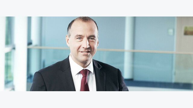 Die Beteiligung Österreichs am Luftverteidigungssystem Sky Shield eröffnet Frequentis, einem Unternehmen, das sich auf Kommunikations- und Informationslösungen für sicherheitskritische Kontrollzentralen weltweit spezialisiert hat, neue Chancen. CEO Norbert Haslacher äußerte sich dazu anlässlich der Standorterweiterung in Singapur. Frequentis, das international als Experte in diesem Bereich anerkannt ist, erwartet in diesem Jahr einen beispiellosen Anstieg der Aufträge. Das Unternehmen konzentriert sich hauptsächlich auf Flugsicherung und andere Lösungen im Bereich öffentliche Sicherheit, was es in eine ideale Position bringt, um von dieser strategischen Partnerschaft zu profitieren.