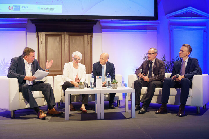 Hochkarätige Podiumsrunde beim Kick-off-Event zum Technologieforum: Wilfried Sihn, Geschäftsführer, Fraunhofer Austria Research,  Sabine Klauke, CTO, Airbus, Martin Kocher, Bundesminister für Arbeit und Wirtschaft, Jens Poggenburg, Geschäftsführer, AVL List,  Sebastian Wolf, CEO, Rosenbauer International