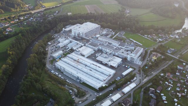 ABD0003_20231023 - LEOBEN - ?STERREICH: ++ HANDOUT ++ Das neue Werk von AT&S in Leoben, das knapp eine halbe Milliarde Euro kosten und im Vollbetrieb Platz f?r etwa 700 Mitarbeiterinnen und Mitarbeiter bieten wird, wird nach rund eineinhalb Jahren Bauzeit nun mit Innenleben gef?llt. Rund 130 Maschinen, darunter 30 Meter lange, ziehen in das mehrgescho?ige Geb?ude ein. Ab November sollen auch die ersten B?ror?ume bezogen werden. Im Bild: Luftaufnahme des neuen Werks von AT&S in Leoben. - FOTO: APA/AT&S - ++ WIR WEISEN AUSDR?CKLICH DARAUF HIN, DASS EINE VERWENDUNG DES BILDES AUS MEDIEN- UND/ODER URHEBERRECHTLICHEN GR?NDEN AUSSCHLIESSLICH IM ZUSAMMENHANG MIT DEM ANGEF?HRTEN ZWECK UND REDAKTIONELL ERFOLGEN DARF - VOLLST?NDIGE COPYRIGHTNENNUNG VERPFLICHTEND ++