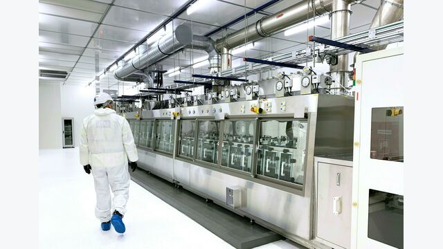 ABD0002_20231023 - LEOBEN - ?STERREICH: Das neue Werk von AT&S in Leoben, das knapp eine halbe Milliarde Euro kosten und im Vollbetrieb Platz f?r etwa 700 Mitarbeiterinnen und Mitarbeiter bieten wird, wird nach rund eineinhalb Jahren Bauzeit nun mit Innenleben gef?llt. Rund 130 Maschinen, darunter 30 Meter lange, ziehen in das mehrgescho?ige Geb?ude ein. Ab November sollen auch die ersten B?ror?ume bezogen werden. Im Bild: Ein Mitarbeiter von AT&S am Donnerstag, 19. Oktober 2023 im neuen Werk von AT&S in Leoben. - FOTO: APA/INGRID KORNBERGER