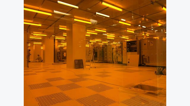 ABD0001_20231023 - LEOBEN - ?STERREICH: ++ THEMENBILD ++ Das neue Werk von AT&S in Leoben, das knapp eine halbe Milliarde Euro kosten und im Vollbetrieb Platz f?r etwa 700 Mitarbeiterinnen und Mitarbeiter bieten wird, wird nach rund eineinhalb Jahren Bauzeit nun mit Innenleben gef?llt. Rund 130 Maschinen, darunter 30 Meter lange, ziehen in das mehrgescho?ige Geb?ude ein. Ab November sollen auch die ersten B?ror?ume bezogen werden. Im Bild: Mitarbeiter in einem zuk?nftigen Reinraum, aufgenommen am Donnerstag, 19. Oktober 2023 im neuen Werk von AT&S in Leoben. - FOTO: APA/INGRID KORNBERGER