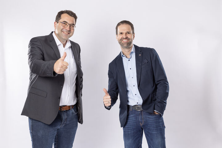 Engel St. Valentin Werksleiter Martin Weger (li.) mit Assembly Manager Daniel Kaltofen