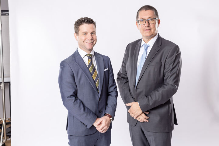 Martin Wurzl, Werksleiter Technik und Produktion (re.) mit Peter Hauser, Werksleitung Logistik