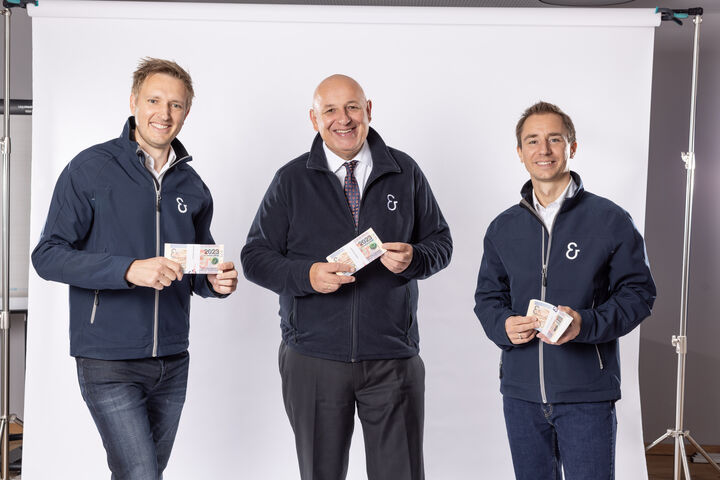 Christoph Schefberger, Leiter der Montageplanung und Arbeitsvorbereitung, Technik-Geschäftsführer Rudolf Vogl und Thomas Hrubec, Leiter Inbetriebnahme/Elektrik/Engineering, Koenig & Bauer (AT)