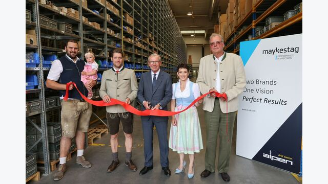 BILD zu OTS - Von rechts: Firmeninhaber Max Reischl freut sich mit Ing. Mag. (FH) Claudia Zoff, Gesch?ftsf?hrerin bei ?sterreichs f?hrendem Bohrer- und Fr?serhersteller ALPEN-MAYKESTAG, Salzburgs Landeshauptmann Dr. Wilfried Haslauer, DI (FH) Gregor Gumpenberger-Friesacher, Betriebsleiter am Firmensitz Puch und Maximilian Reischl mit Tochter ?ber den erfolgreichen Abschluss des Projektes Lagerlogistik NEU und 65 Jahre erfolgreiche Firmengeschichte.
