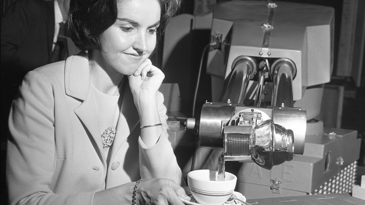 © Frank Q. Brown Der erste Industrieroboter Unimate serviert Kaffee
