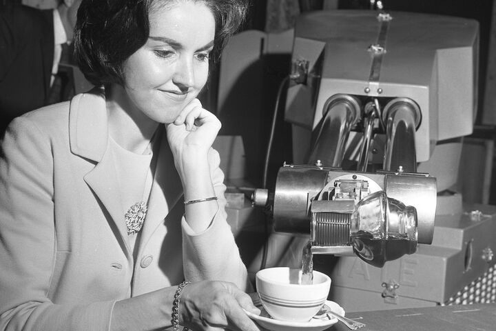Der erste Industrieroboter Unimate serviert Kaffee