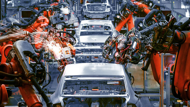© Getty Images/iStockphoto Wirtschaft Nachrichten Österreich: In the industrial production workshop, the robot arm of the automobile production line is working