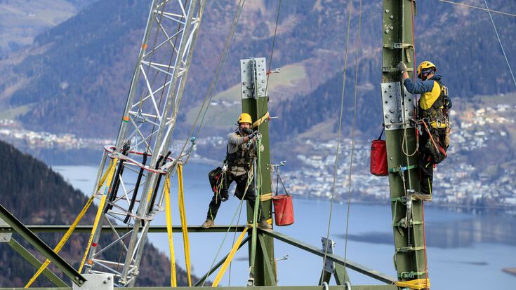 © Martin Huber - all rights reserved 19.11.2020, Zell am See, Salzburg, Österreich (Austria): EXKLUSIV für EUROPTEN, European Trans Energy GmbH - Mastenbau im Pinzgau, oberhalb von Zell am See. Mit der Realisierung der Salzburgleitung - eines der wichtigsten Infrastrukturprojekte der Gegenwart - wird die Stromversorgung Salzburgs und Österreichs sichergestellt. Die Leitung ist ein wesentlicher Faktor zur Erreichung der österreichischen Klimaziele. Durch die 380-kV-Salzburgleitung wird der österreichische 380-kV-Ring - das Rückgrat der heimischen Stromversorgung - in Westösterreich geschlossen. Fotocredit: Martin Huber
