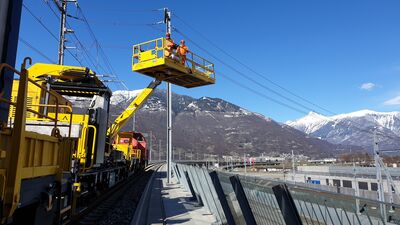 © EUROPTEN Montage der Fahrleitungsanlagen im Bereich des Ceneri-Tunnels in der Schweiz mit speziellen Montagewagons.
