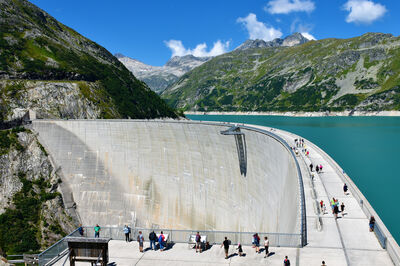 © Getty Images Kölnbreinsperre, Austria - August 10 2022: View of Kölnbrein-Staumauer dam at Malta Hochalmstraße-Kölnbreinsperre in Carinthia, Austria with people on the dam