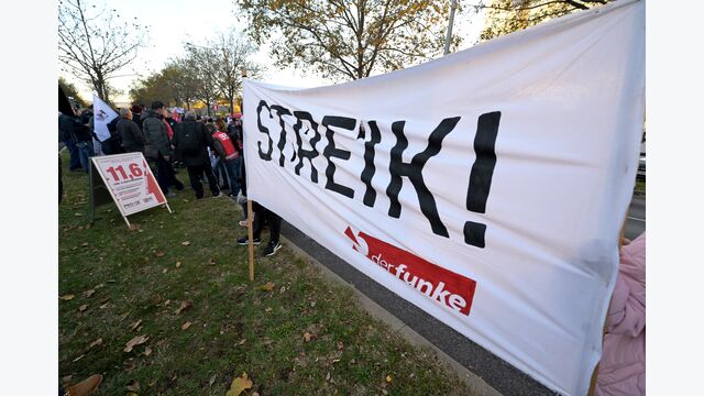 Streik in der Metallindustrie Österreich Eine ?ffentliche Betriebsversammlung der ARGE Aufz?ge im Rahmen von Warnstreiks bei der Metalltechnischen Industrie (FMTI) nach dem Scheitern der vierten Verhandlungsrunde um den Metaller-KV am Montag, 6. November 2023, in Wien.