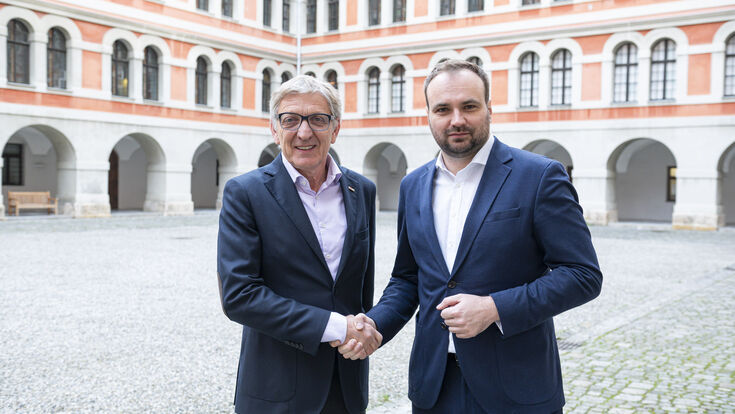 © Foto Fischer, Graz Josef Herk, Präsident der Wirtschaftskammer Steiermark, und Michael Sacherer, Präsident der Ärztekammer Steiermark, reichen sich die Hand.