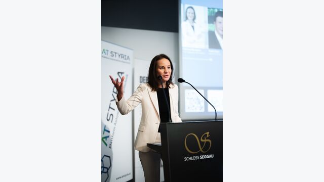 Am 13. November war Schloss Seggau erneut Schauplatz der ERAT, wo führende Experten Robotik und Automatisierung für eine nachhaltige Zukunft diskutierten. Siemens-CEO Patricia Neumann und andere Branchenführer beleuchteten die Rolle der Technologie in der Industrie.