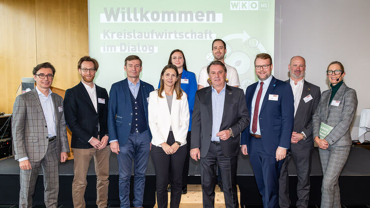 © Andreas Krauss / WK NÖ Bei der Veranstaltung „Kreislaufwirtschaft im Dialog“ in der WKNÖ-Zentrale (v.l.): Miraplast-Geschäftsführer Markus Brunnthaler, Stabstellenleiter für Energiestrategie und Kreislaufwirtschaft Eli Widecki (Baumit), Vöslauer-Geschäftsführer Herbert Schlossnikl, Corporate Responsibility-Leiterin Manuela Schneider (Tchibo/Eduscho Austria), WKNÖ-Nachhaltigkeitskoordinatorin Manuela Klaushofer, WKNÖ-Präsident Wolfgang Ecker, Junior-Chef Peter Lechner (Bäckerei Lechner), Florian Kamleitner (Plattform für Green Transformation & Bioökonomie, ecoplus), Leiter für Abfallmanagement & Umwelt Thomas Kasper (PORR Umwelttechnik GmbH) und Karin Huber-Heim (Executive Director Circular Economy Forum Austria).