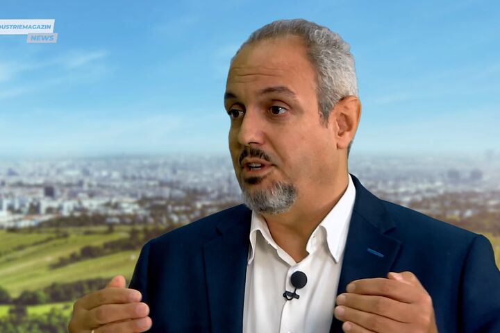 Zum Schutz vor Cyberangriffen, etwa auf kritische Infrastruktur, haben sich die Länder der Europäischen Union im Vorjahr auf die Netz- und Infrastruktursicherheitsrichtlinie 2, kurz NIS2, geeinigt. Diese verpflichtet Betreiber kritischer Infrastrukturen, aber auch viele Unternehmen in deren Wertschöpfungskette, zur Umsetzung von Mindeststandards für Cybersicherheit und Meldepflichten bei Sicherheitsvorfällen. Bela Virag im Interview mit Rudolf Loidl.