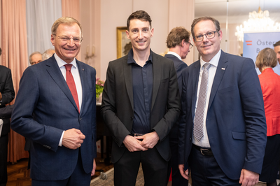 © Peter Mayr, BSc Brandstetter mit Landeshauptmann Thomas Stelzer (li.) und JKU-Rektor Stefan Koch
