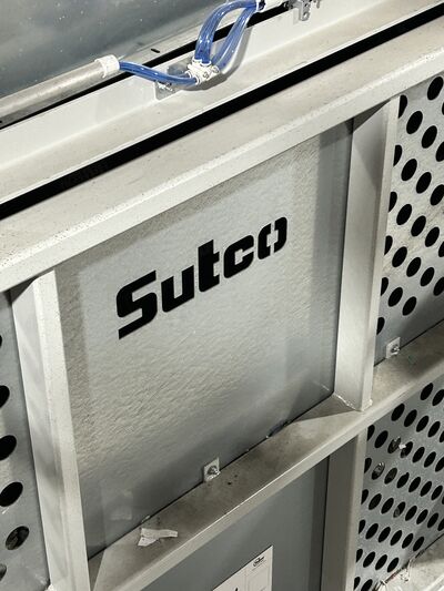 Zwei Trommelsiebe, mehr als 30 NIR-Sortiergeräte und unglaubliche 270 Förderbänder wurden in Motala montiert