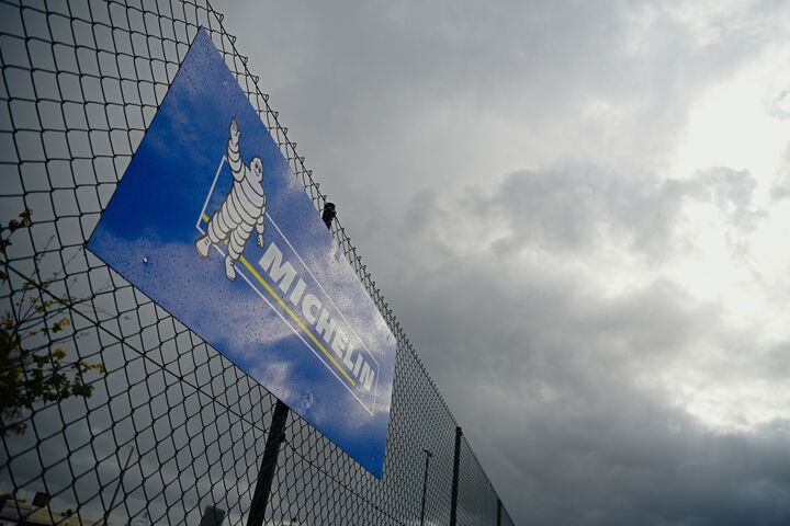 Download von www.picturedesk.com am 28.11.2023 (15:12). ABD0132_20190925 - HALLSTADT - DEUTSCHLAND: 25.09.2019, Bayern, Hallstadt: Vor dem Michelin-Werk in Hallstadt ist ein Banner mit dem Firmenlogo an einem Zaun zu sehen. Die Michelin Gruppe hat die Schlie?ung ihres Werkes in Hallstadt bei Bamberg bis Anfang 2021 angek?ndigt. Foto: Nicolas Armer/dpa +++ dpa-Bildfunk +++. - FOTO: APA/dpa/Nicolas Armer - 20190925_PD5529 - Rechteinfo: Rights Managed (RM)