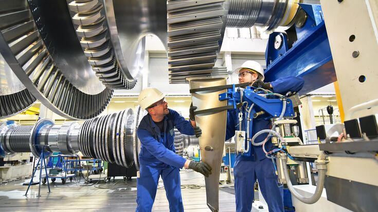 gasturbine, turbine, maschinenbau, industrie, montage, technik, konstruktion, arbeiter, ingenieur, professionell, personen, arbeitskleidung, mann, industriehalle, werk, unternehmen, fabrikation, industriegebäude, mechanik, technisch, technologie, high tech, reparieren, industriemaschine, maschine, industriell, ingenieurwesen, ingenieurwissenschaft, techniker, kaukasier, gruppe, teamwork, teamarbeit, zusammenarbeit, profi, monteur, arbeiten, job, herstellung, produktion, tätigkeit, fertigung, zahnräder, zahnrad, gedtriebe, industriearbeiter, dampfturbine